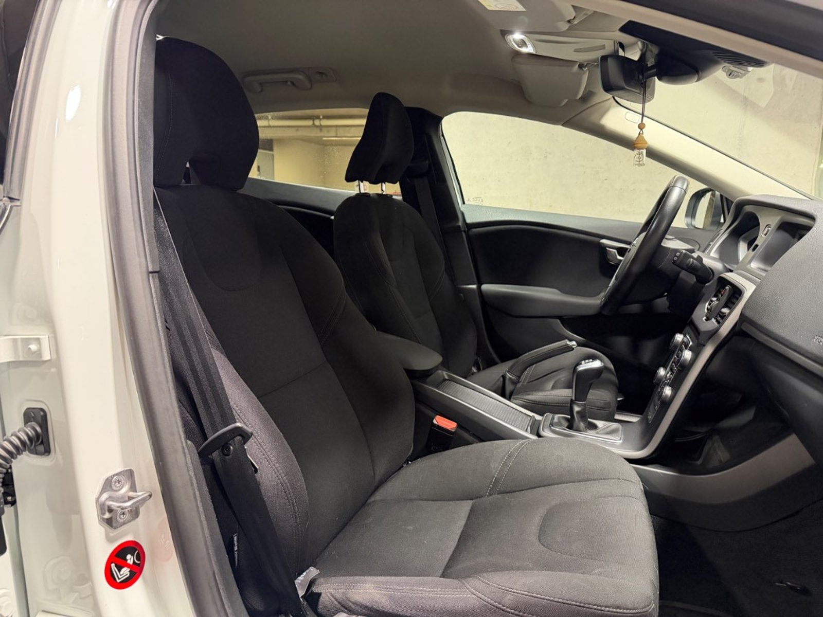 Volvo V40 2.0 D2 COMFORT R-DESIGN DIESEL 4X2 MT 5P 2018 - Imagen 9 de 19
