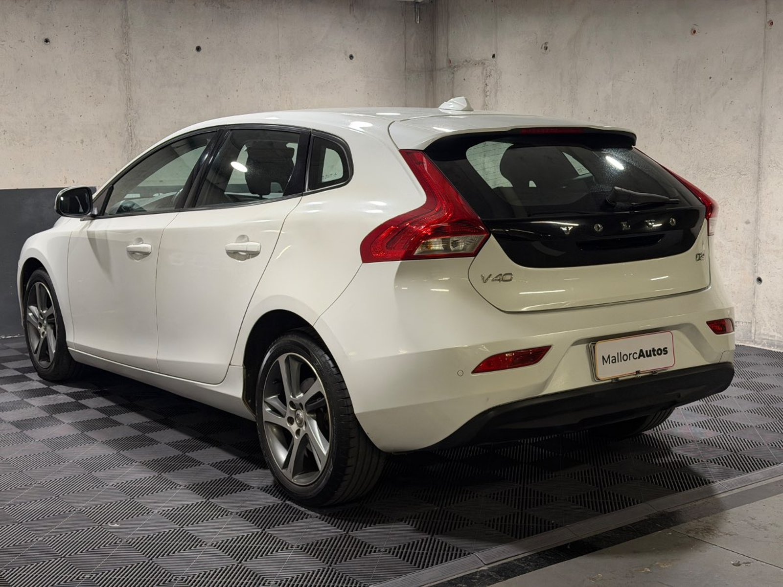 Volvo V40 2.0 D2 COMFORT R-DESIGN DIESEL 4X2 MT 5P 2018 - Foto 4 de 19