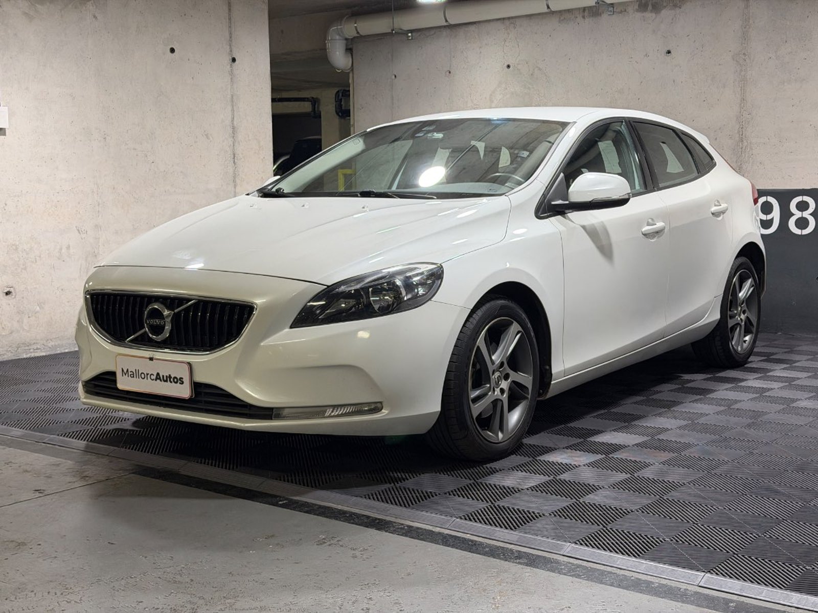 Volvo V40 2.0 D2 COMFORT R-DESIGN DIESEL 4X2 MT 5P 2018 - Foto 3 de 19