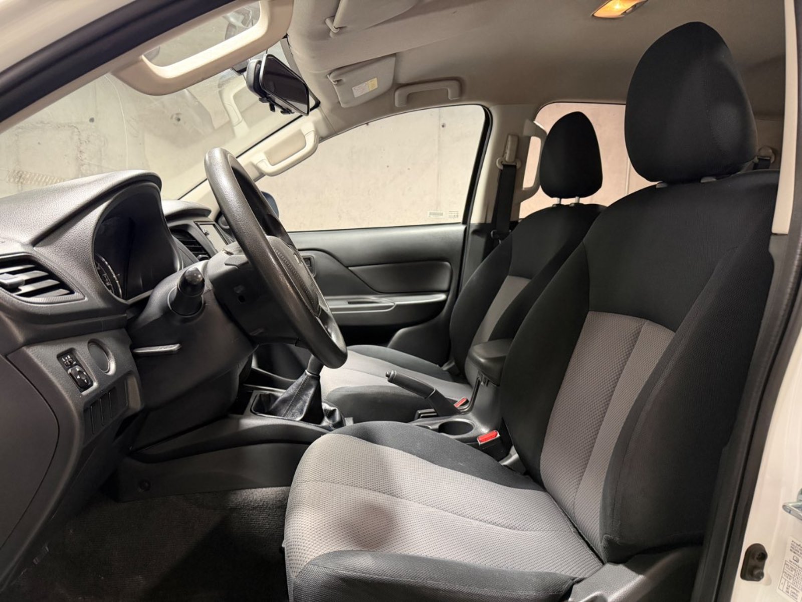 MITSUBISHI L200 2.4 KATANA CRM DIESEL DOB. CAB. 4X4 MT 4P 2023 - Imagen 10 de 18