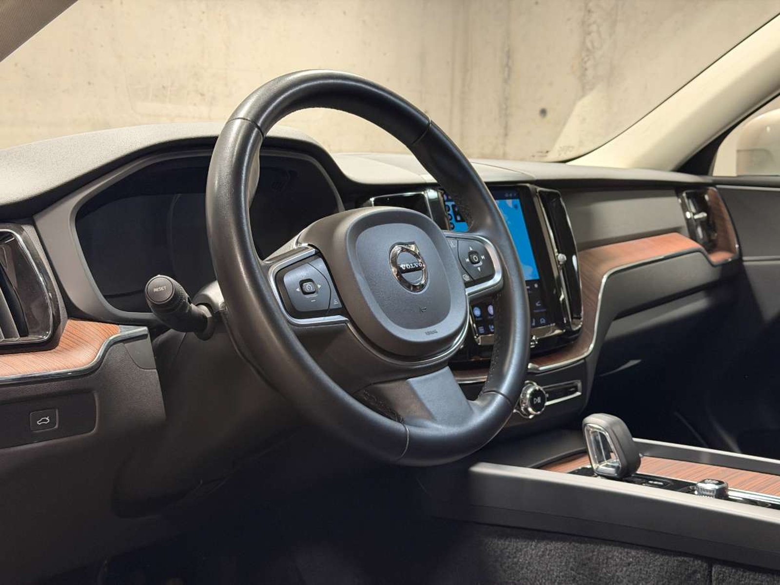 Volvo XC60 2.0 B5 PLUS HYBRID AWD AT 5P 2023 - Imagen 13 de 18