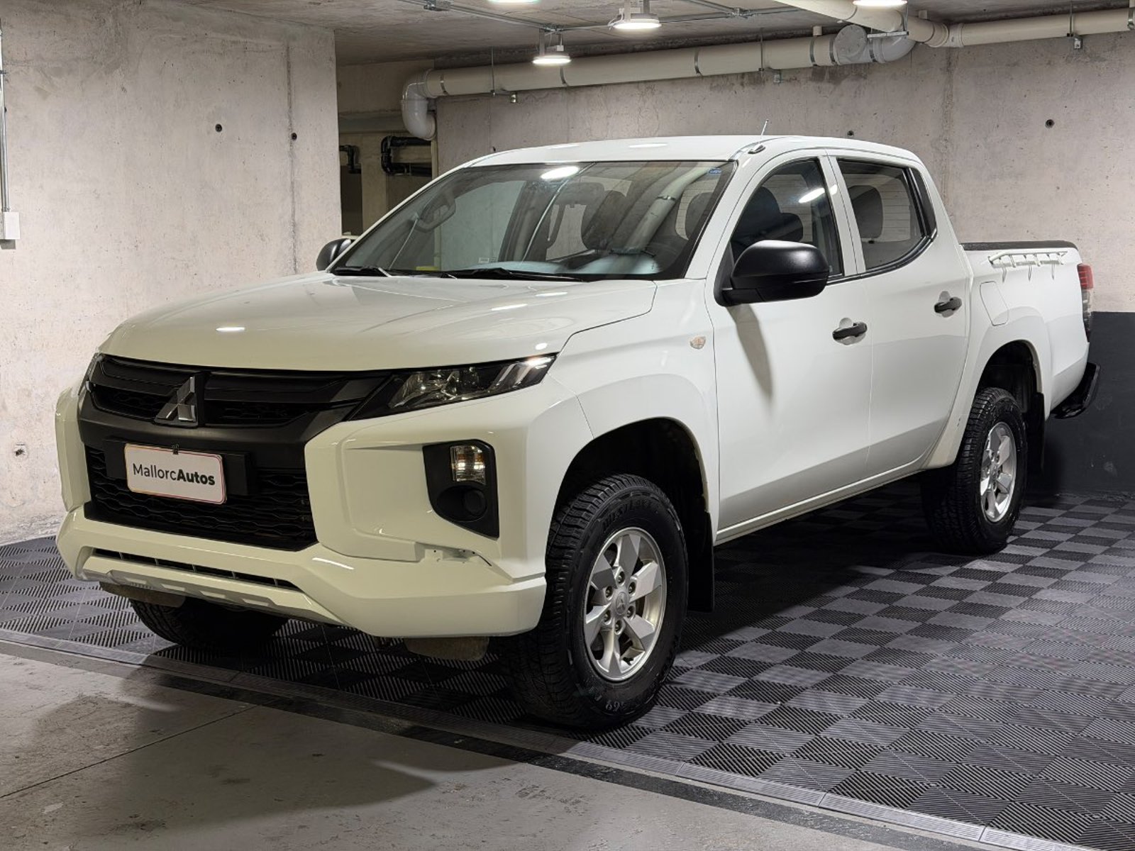 Mitsubishi L200 2.4 KATANA CRM DIESEL DOB. CAB. 4X4 MT 4P 2023 - Foto 3 de 18