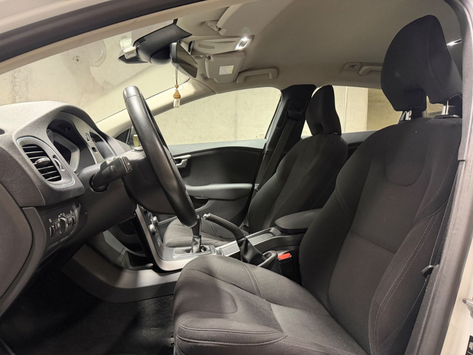 Volvo V40 2.0 D2 COMFORT R-DESIGN DIESEL 4X2 MT 5P 2018 - Imagen 10 de 19