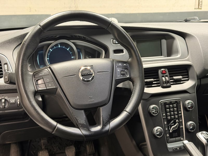 Volvo V40 2.0 D2 COMFORT R-DESIGN DIESEL 4X2 MT 5P 2018 - Imagen 14 de 19