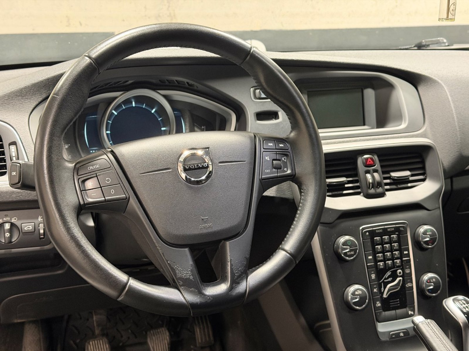Volvo V40 2.0 D2 COMFORT R-DESIGN DIESEL 4X2 MT 5P 2018 - Imagen 14 de 19