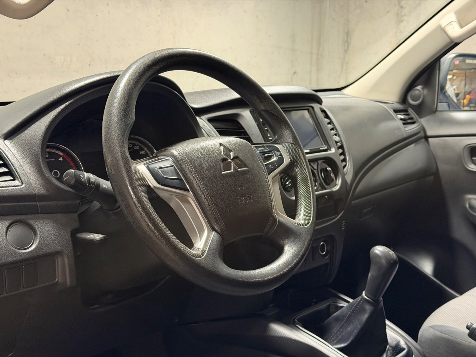 MITSUBISHI L200 2.4 KATANA CRM DIESEL DOB. CAB. 4X4 MT 4P 2023 - Imagen 13 de 18