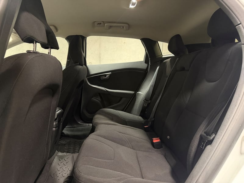 Volvo V40 2.0 D2 COMFORT R-DESIGN DIESEL 4X2 MT 5P 2018 - Imagen 11 de 19