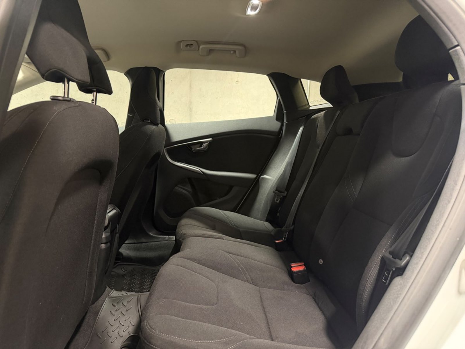 Volvo V40 2.0 D2 COMFORT R-DESIGN DIESEL 4X2 MT 5P 2018 - Imagen 11 de 19