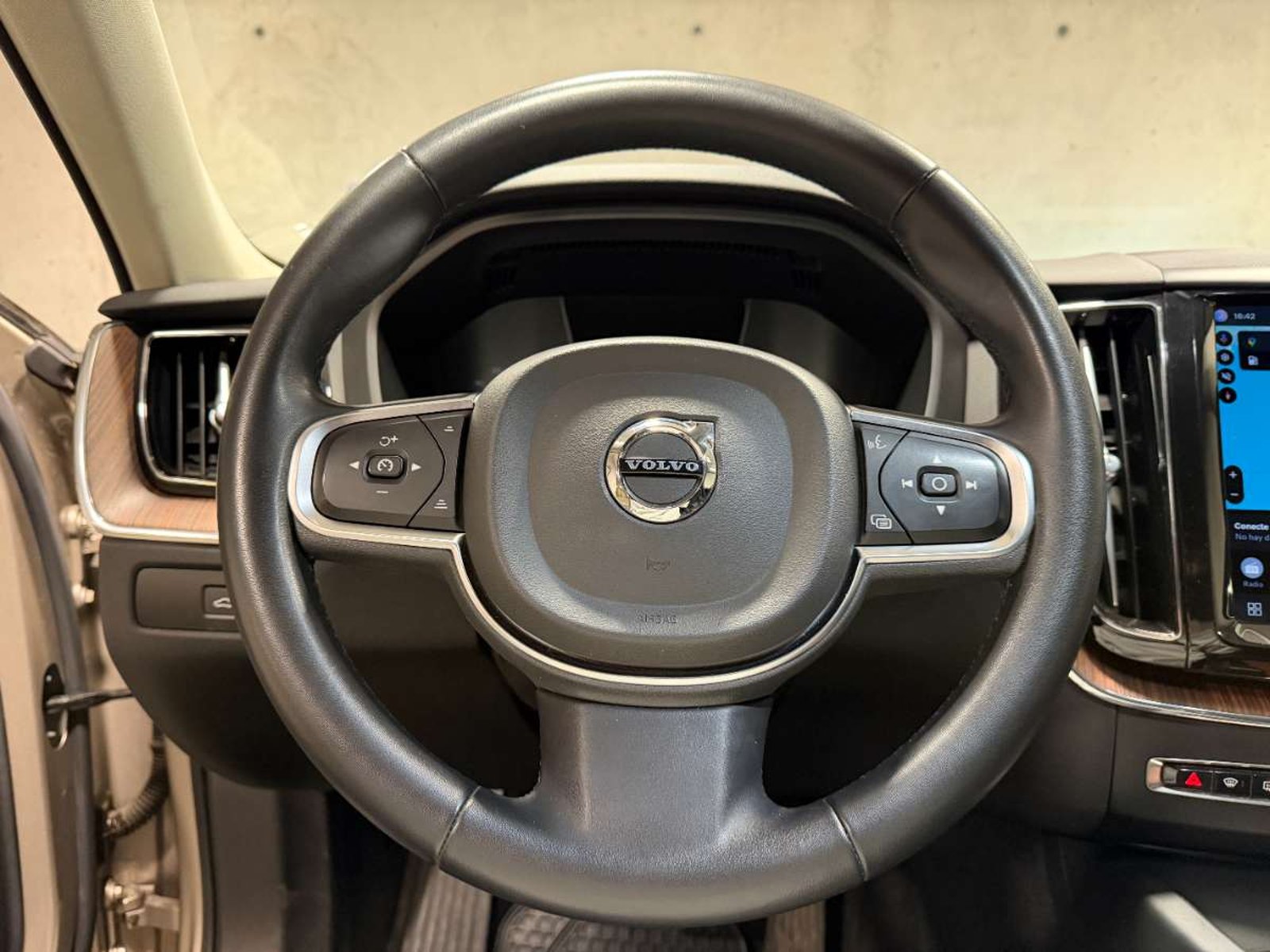 Volvo XC60 2.0 B5 PLUS HYBRID AWD AT 5P 2023 - Imagen 15 de 18