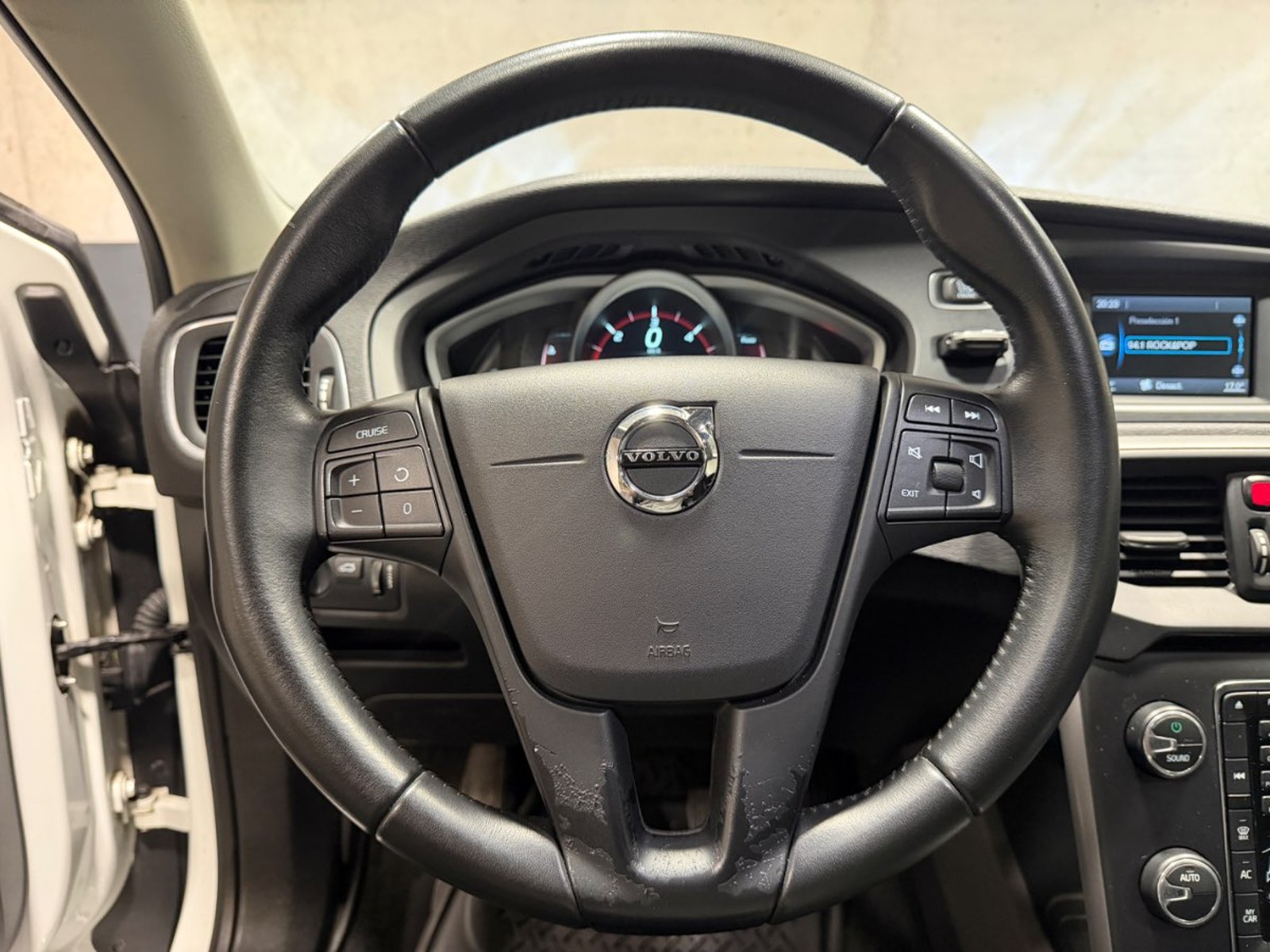 Volvo V40 2.0 D2 COMFORT R-DESIGN DIESEL 4X2 MT 5P 2018 - Imagen 15 de 19