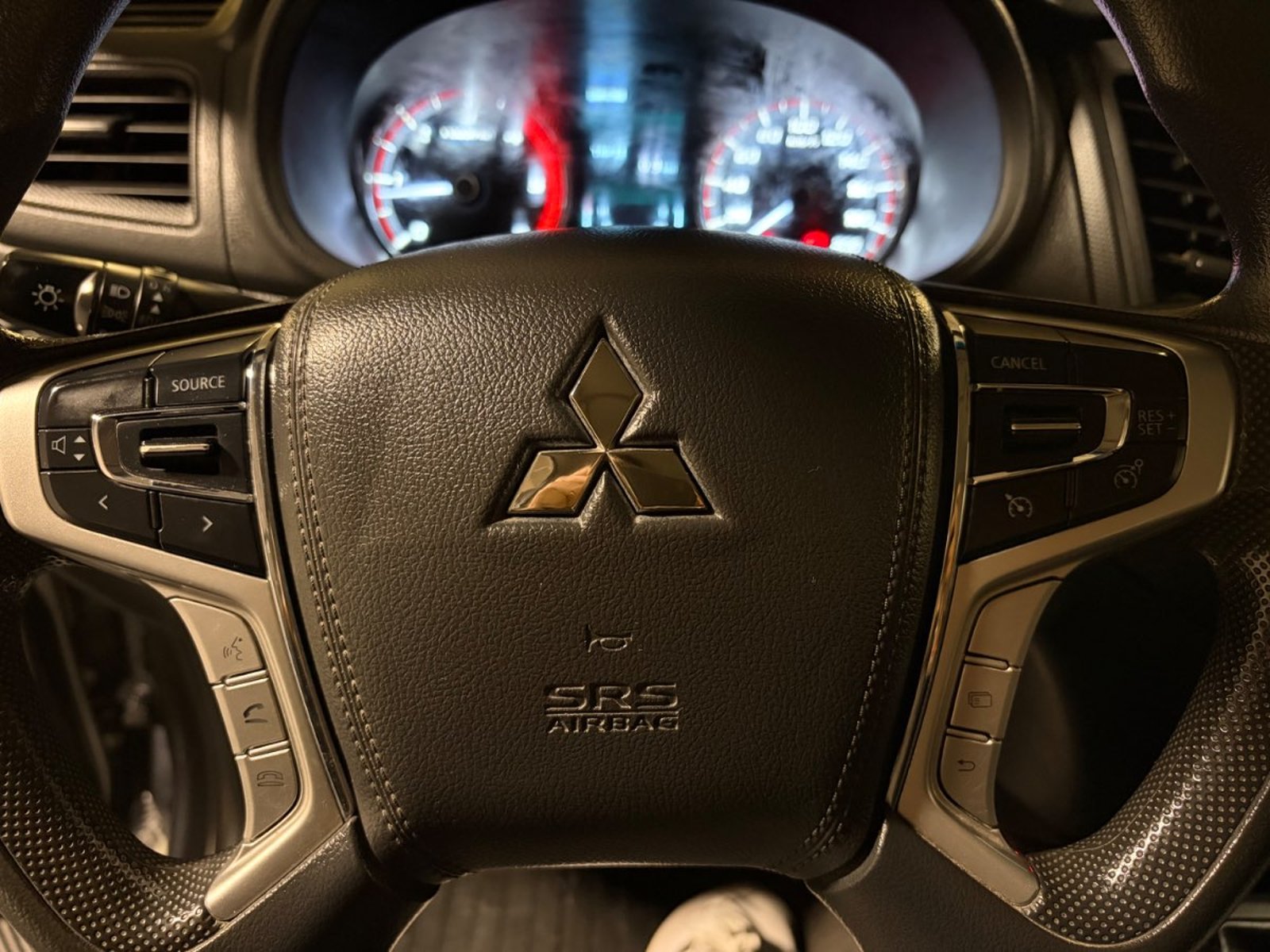 Mitsubishi L200 2.2 KATANA CRT DIESEL DOB. CAB. 4X4 MT 4P 2024 - Imagen 17 de 19