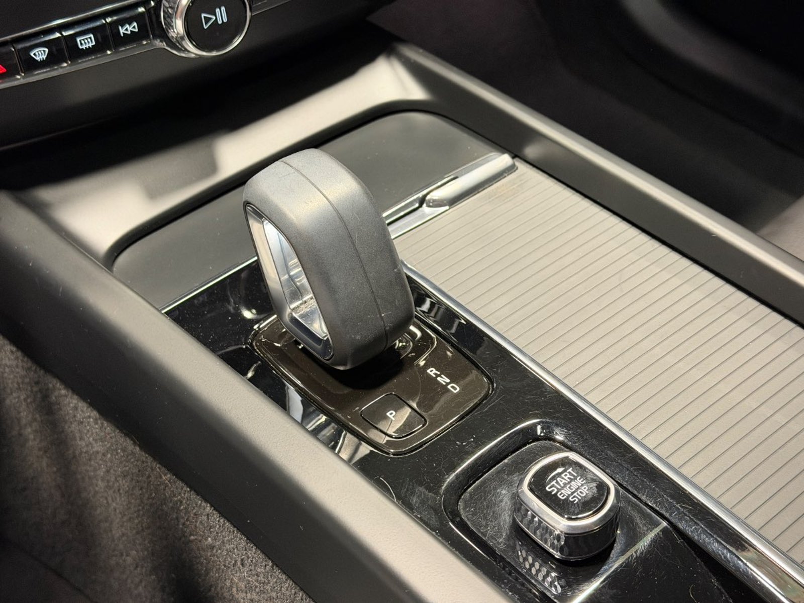 Volvo XC60 2.0 B5 MOMENTUM HYBRID 4X4 AT 5P 2022 - Imagen 17 de 17