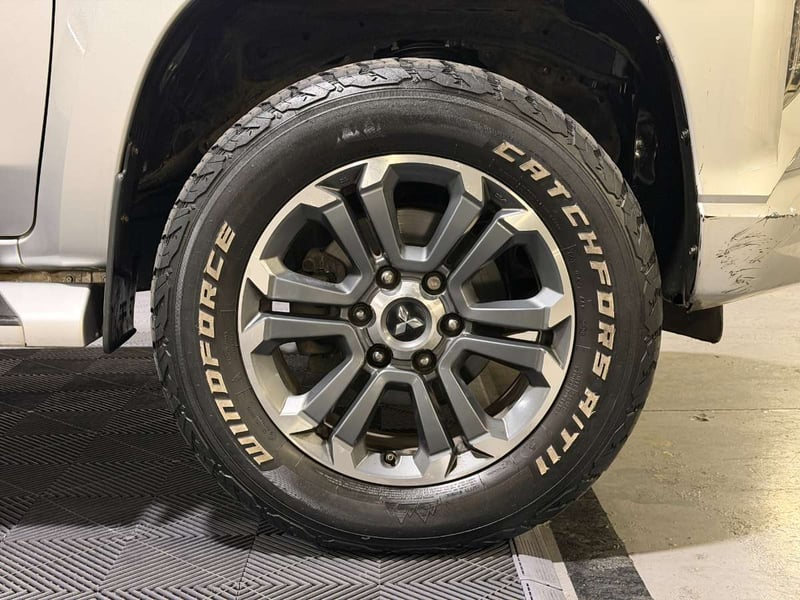 Mitsubishi L200 2.4 DAKAR CRS DIESEL DOB. CAB. 4X4 MT 4P 2023 - Imagen 8 de 16