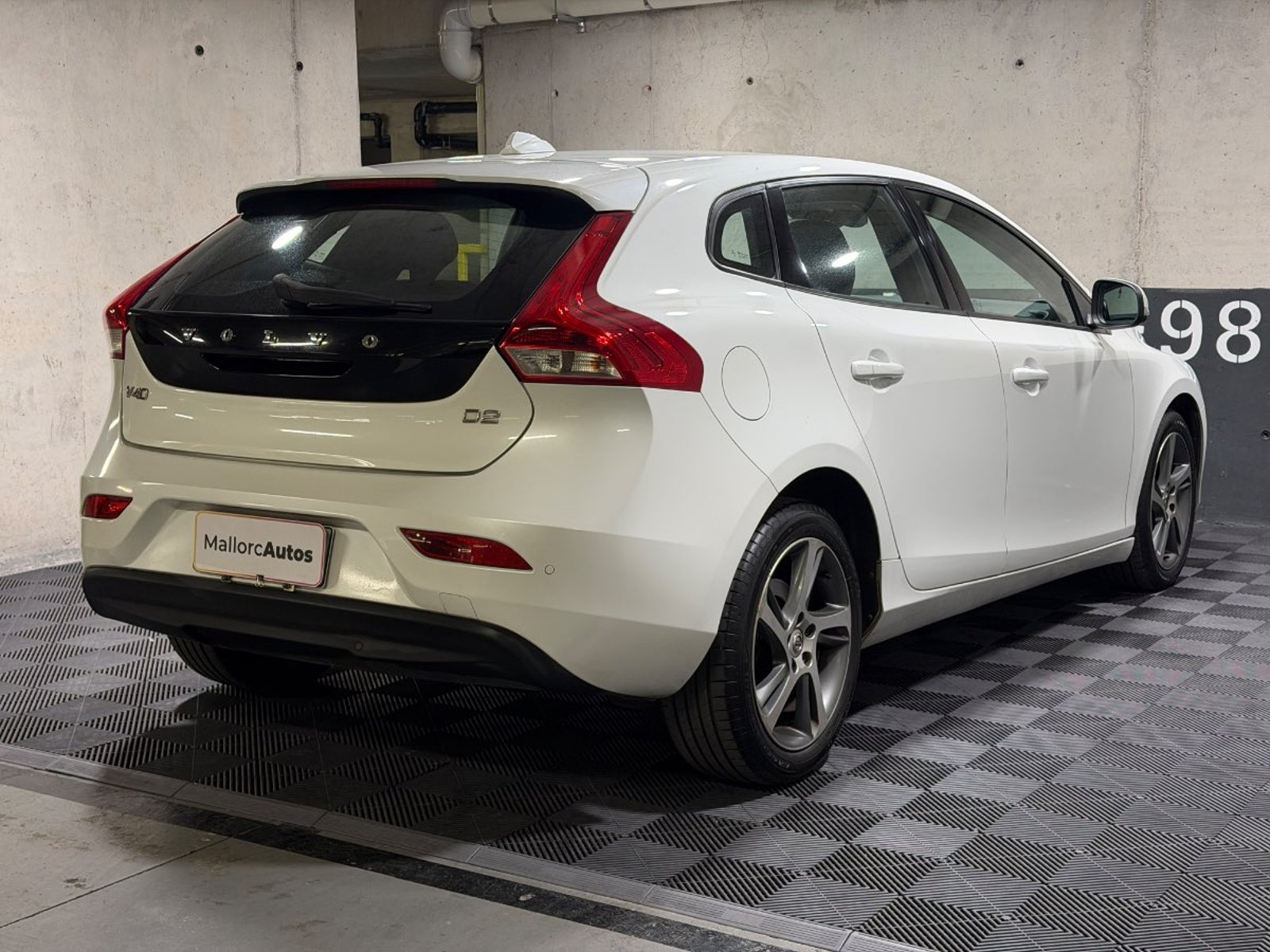 Volvo V40 2.0 D2 COMFORT R-DESIGN DIESEL 4X2 MT 5P 2018 - Imagen 6 de 19