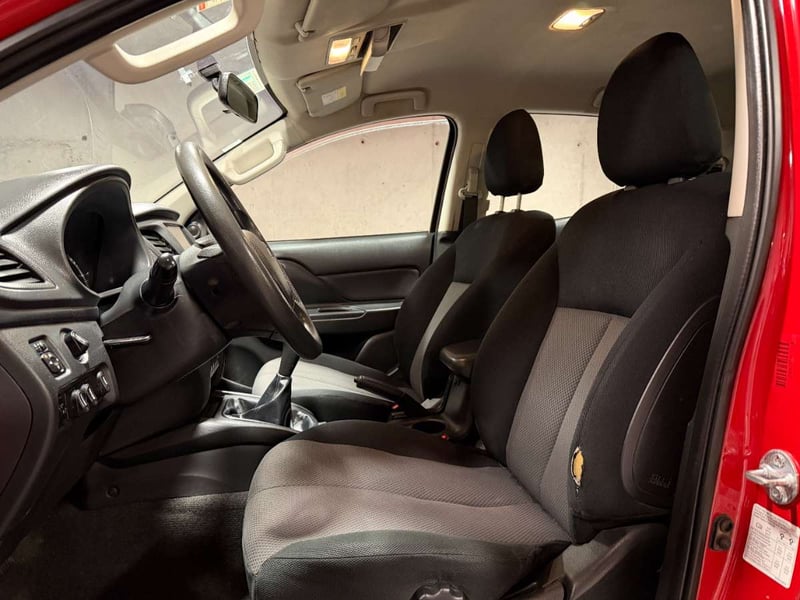 Mitsubishi L200 2.2 KATANA CRT DIESEL DOB. CAB. 4X4 MT 4P 2024 - Imagen 10 de 17