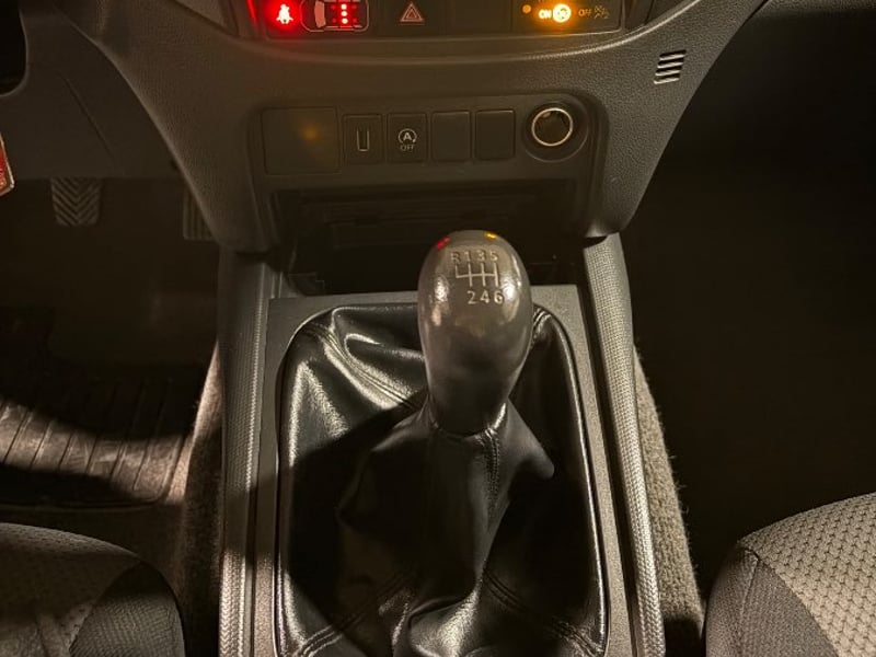 Mitsubishi L200 2.2 KATANA CRT DIESEL DOB. CAB. 4X4 MT 4P 2024 - Imagen 18 de 19