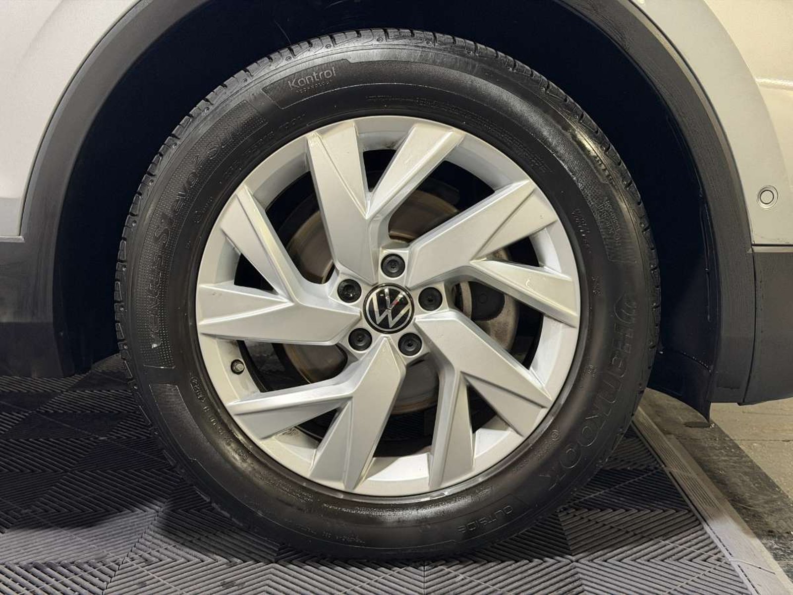 Volkswagen TIGUAN 1.4 TSI COMFORTLINE 4X2 AT 5P 2023 - Imagen 8 de 20