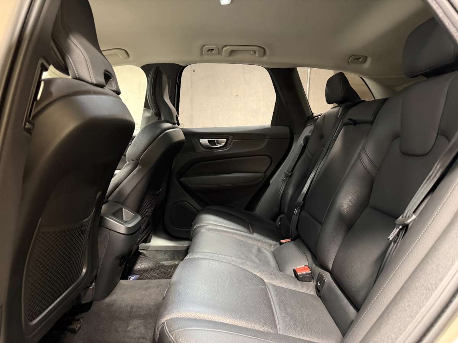 Volvo XC60 2.0 B5 PLUS HYBRID AWD AT 5P 2023 - Imagen 11 de 18
