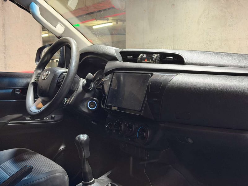 Toyota HILUX 2.4 DX DIESEL 4X4 DOB. CAB. 7AB MT 4P 2023 - Imagen 12 de 16