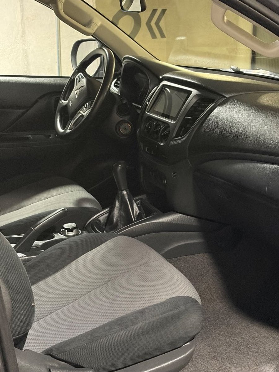 Mitsubishi L200 2.2 KATANA CRT DIESEL DOB. CAB. 4X4 MT 4P 2024 - Imagen 12 de 19