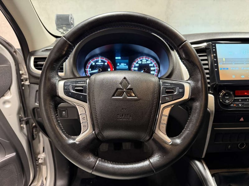 Mitsubishi L200 2.4 DAKAR CRS DIESEL DOB. CAB. 4X4 MT 4P 2023 - Imagen 15 de 16