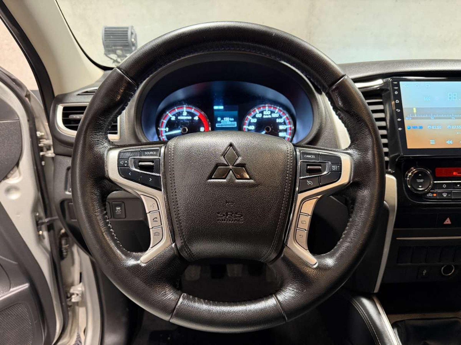 Mitsubishi L200 2.4 DAKAR CRS DIESEL DOB. CAB. 4X4 MT 4P 2023 - Imagen 15 de 16