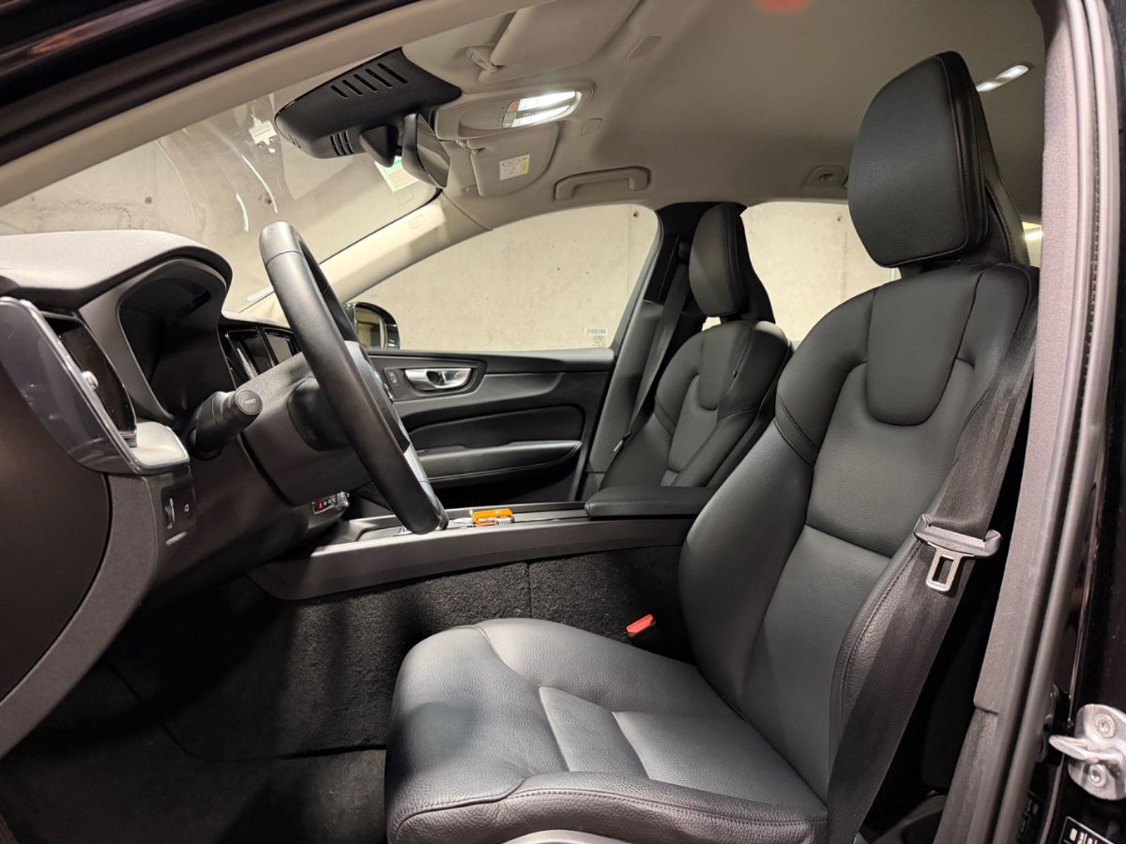 Volvo XC60 2.0 B5 MOMENTUM HYBRID 4X4 AT 5P 2022 - Imagen 10 de 17