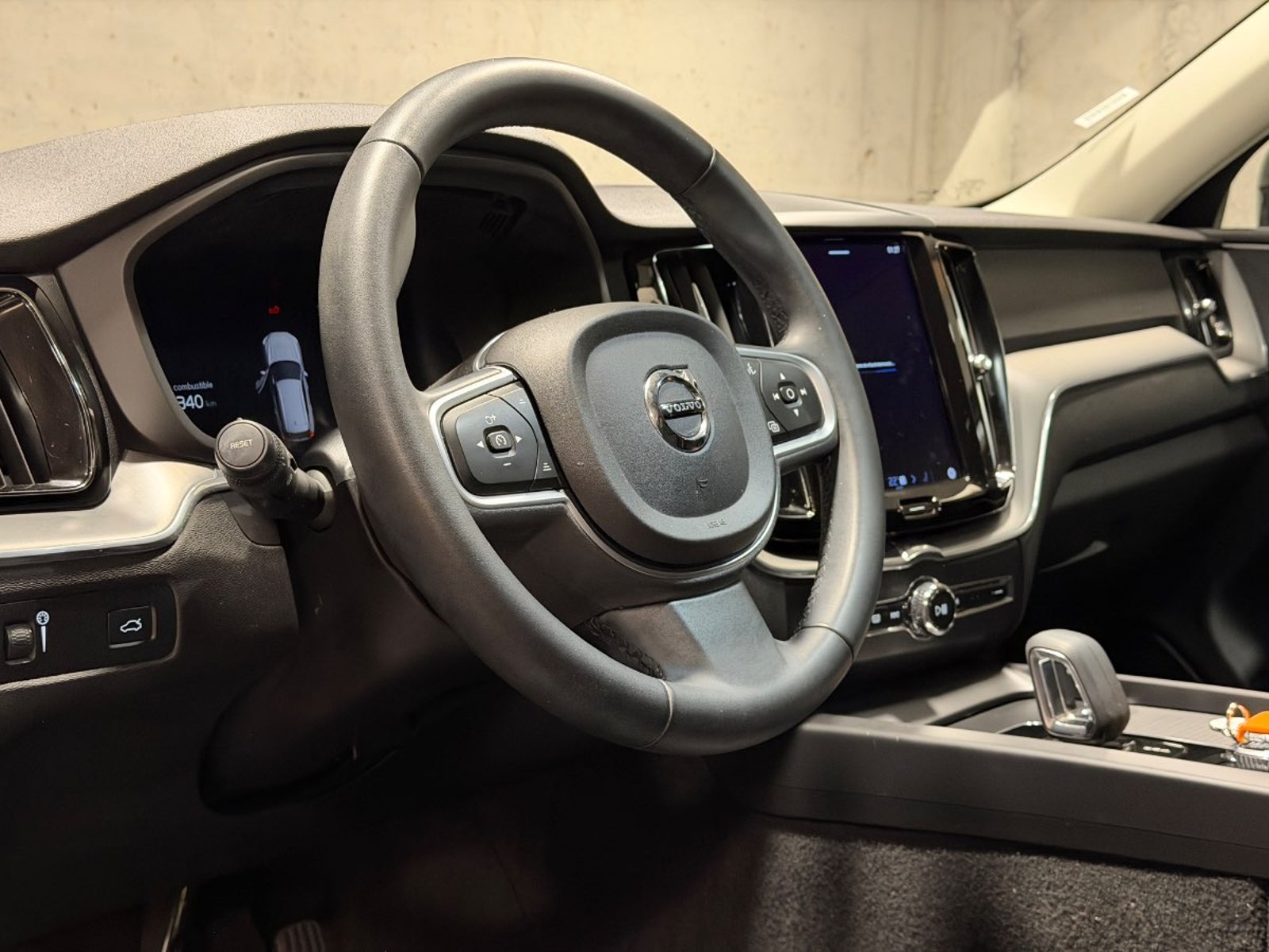 Volvo XC60 2.0 B5 MOMENTUM HYBRID 4X4 AT 5P 2022 - Imagen 13 de 17
