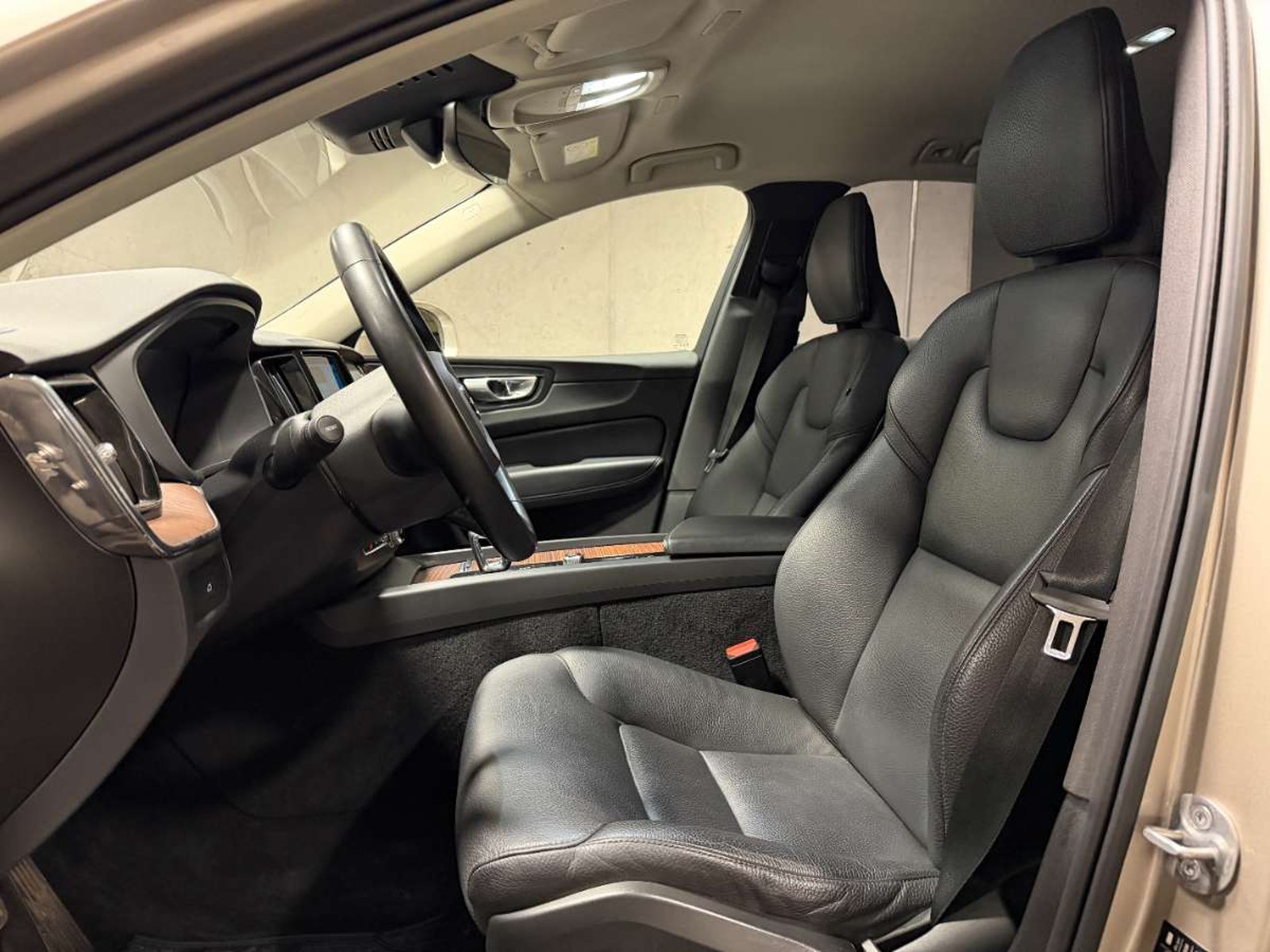Volvo XC60 2.0 B5 PLUS HYBRID AWD AT 5P 2023 - Imagen 10 de 18