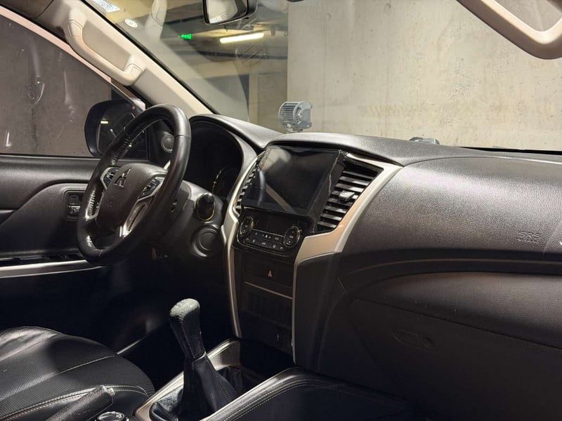 Mitsubishi L200 2.4 DAKAR CRS DIESEL DOB. CAB. 4X4 MT 4P 2023 - Imagen 12 de 16