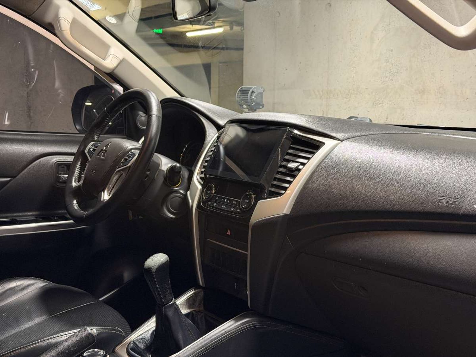 Mitsubishi L200 2.4 DAKAR CRS DIESEL DOB. CAB. 4X4 MT 4P 2023 - Imagen 12 de 16