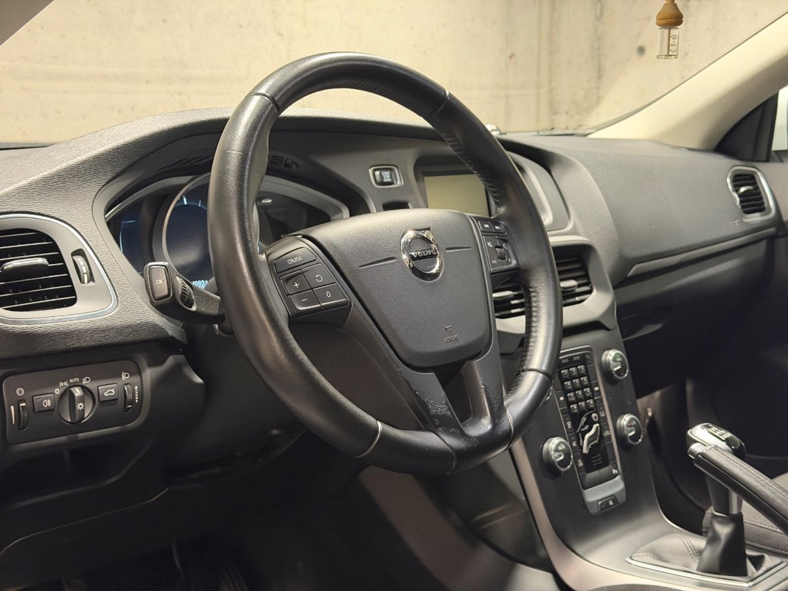 Volvo V40 2.0 D2 COMFORT R-DESIGN DIESEL 4X2 MT 5P 2018 - Imagen 13 de 19