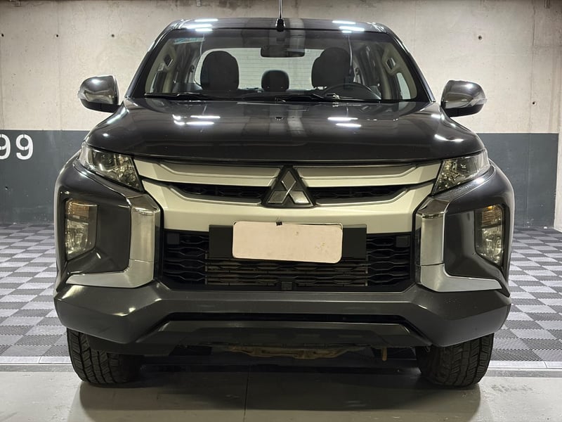 Mitsubishi L200 2.2 KATANA CRT DIESEL DOB. CAB. 4X4 MT 4P 2024 - Imagen 3 de 19