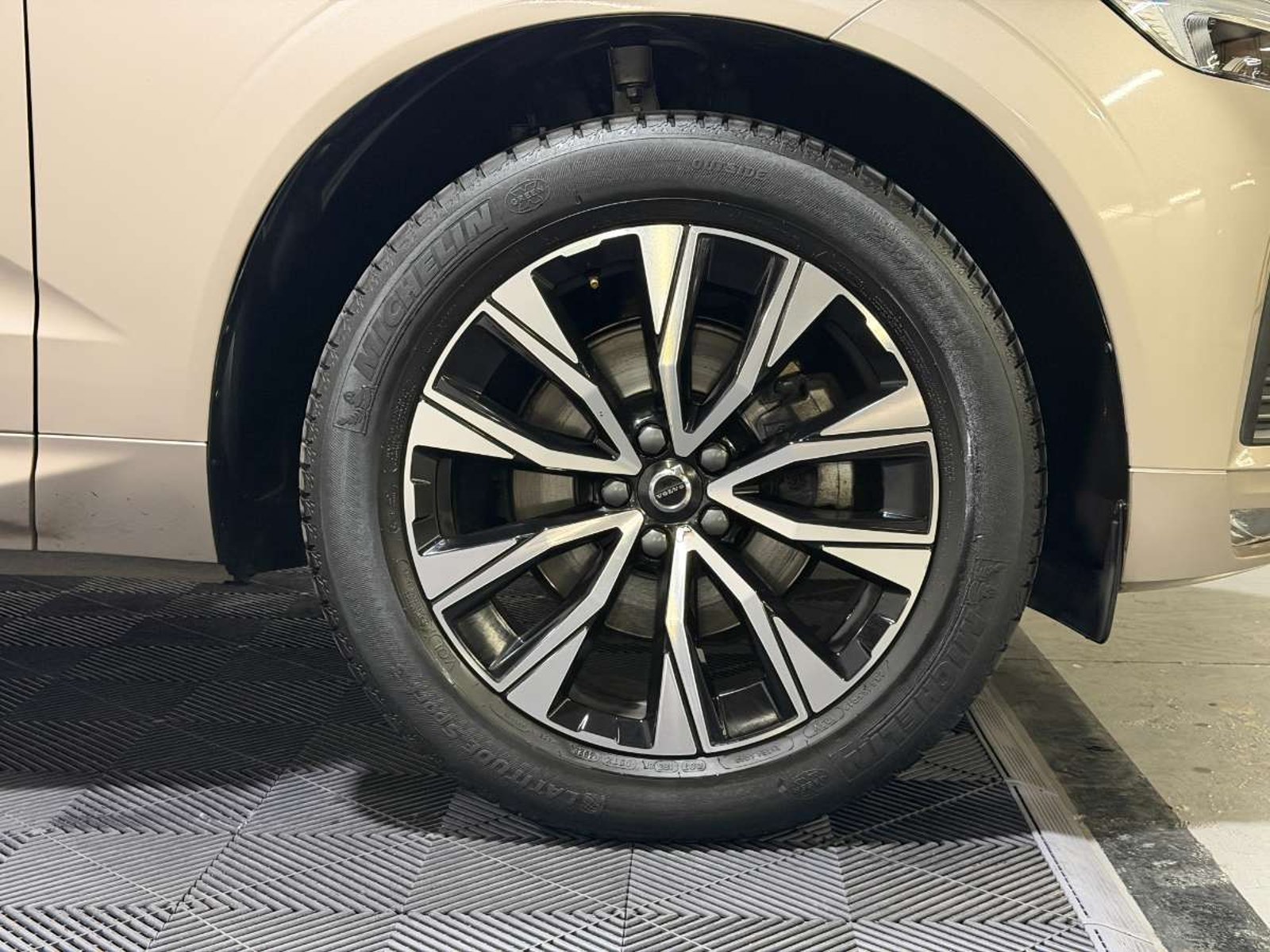 Volvo XC60 2.0 B5 PLUS HYBRID AWD AT 5P 2023 - Imagen 8 de 18