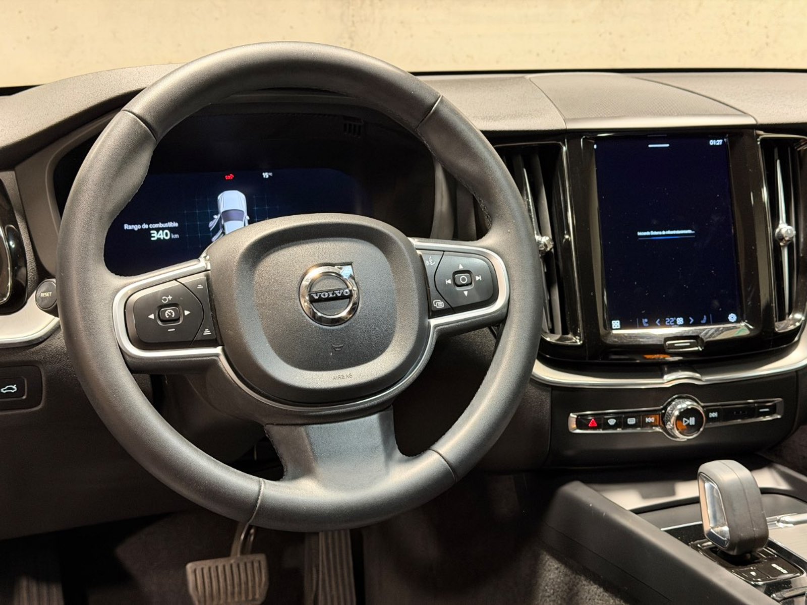 Volvo XC60 2.0 B5 MOMENTUM HYBRID 4X4 AT 5P 2022 - Imagen 14 de 17