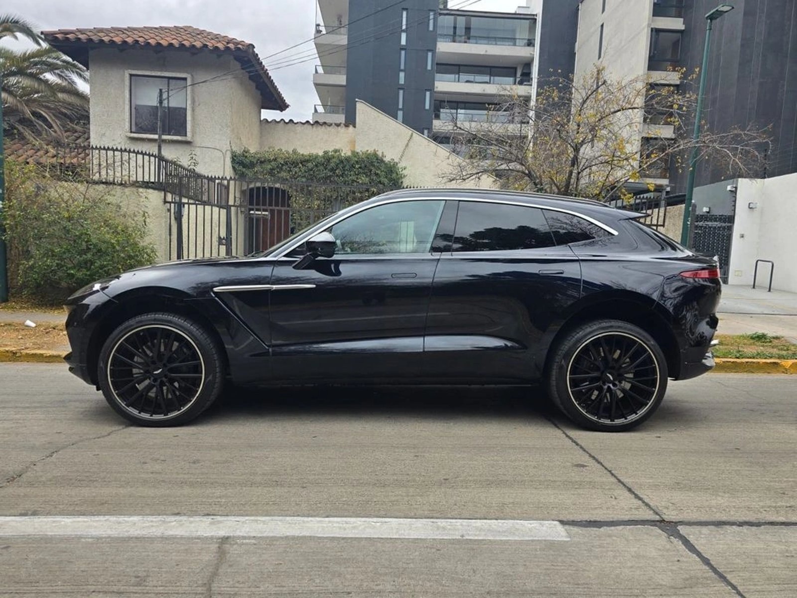 ASTON MARTIN DBX 2023 - Imagen 9 de 20