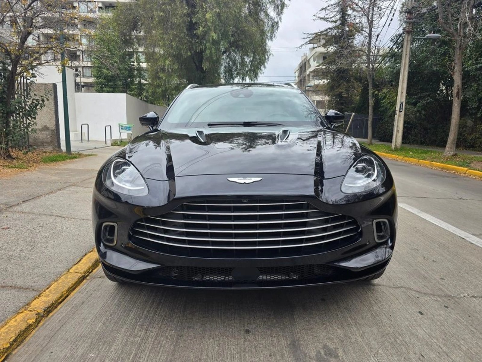 ASTON MARTIN DBX 2023 - Foto 2 de 20