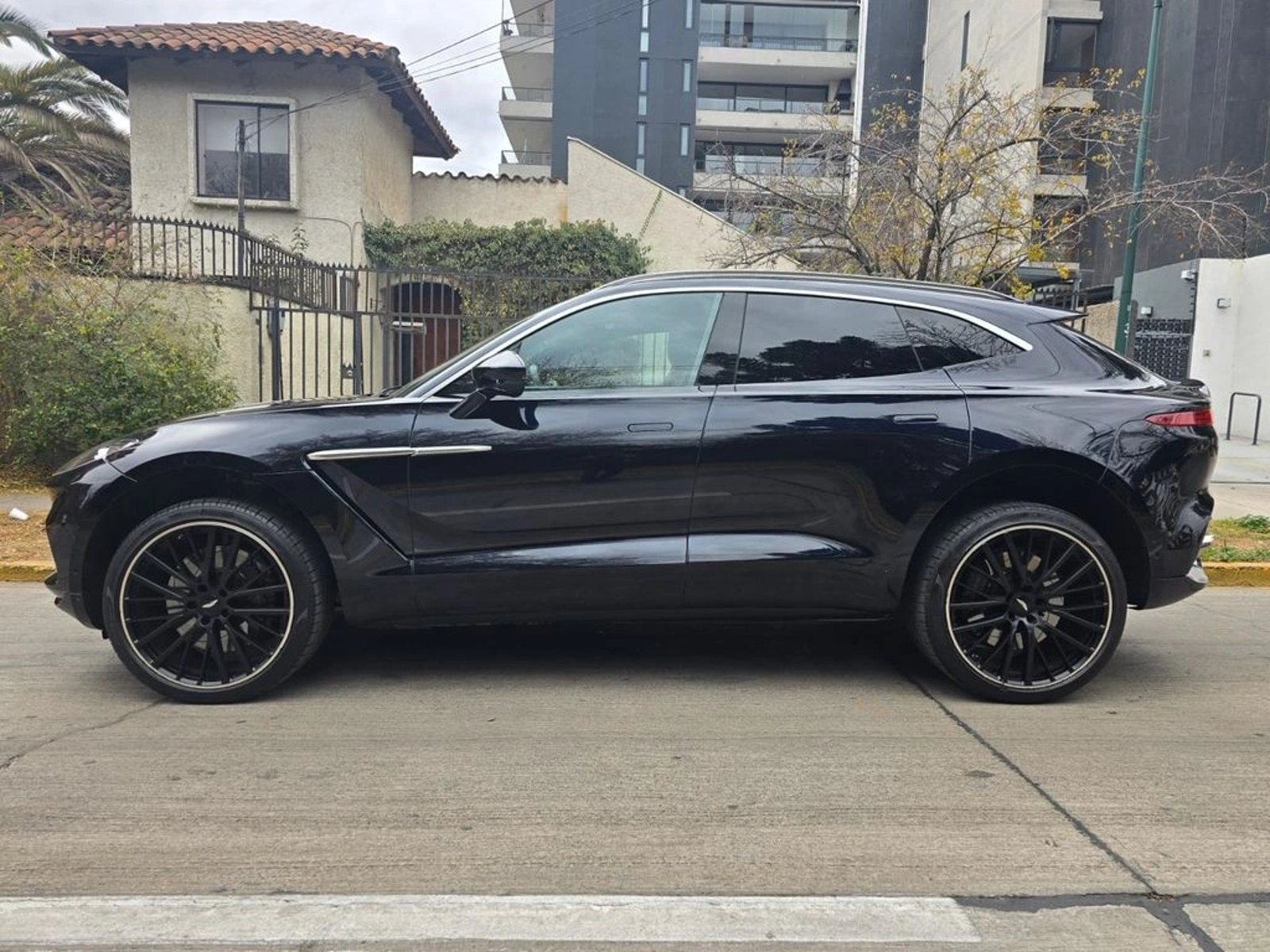 ASTON MARTIN DBX 2023 - Imagen 11 de 20