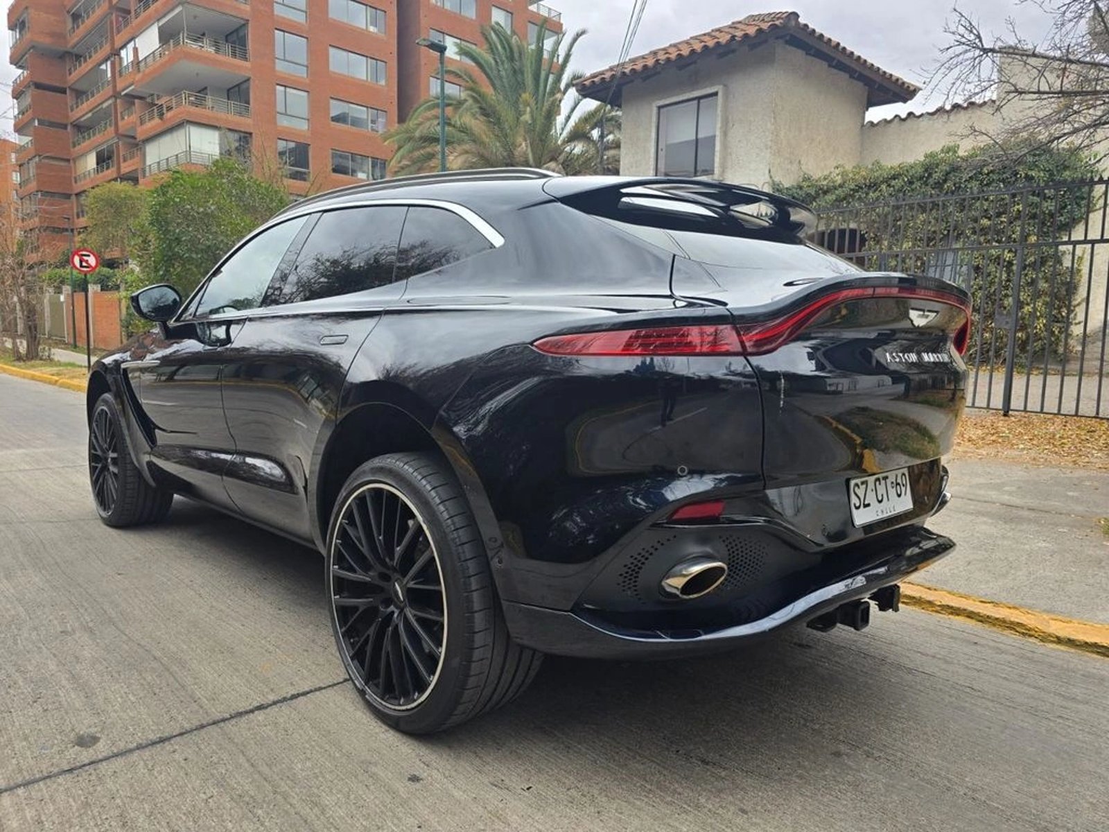ASTON MARTIN DBX 2023 - Imagen 7 de 20
