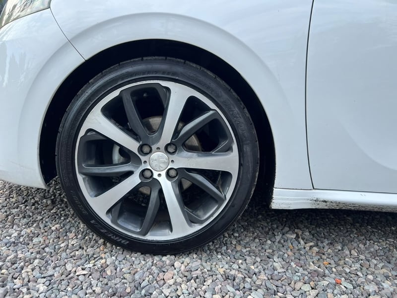 Peugeot 208 ALLURE 1.6 HDI MT 2018 - Imagen 7 de 10