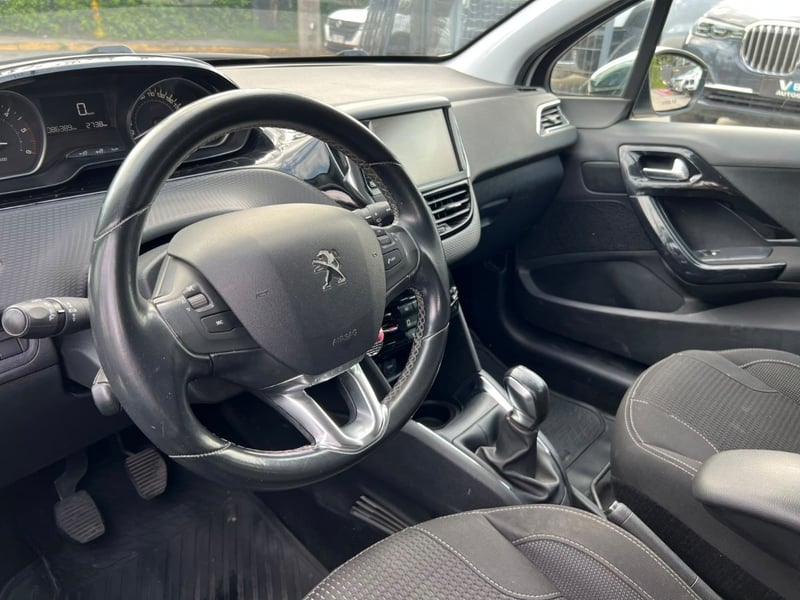 Peugeot 208 ALLURE 1.6 HDI MT 2018 - Imagen 8 de 10