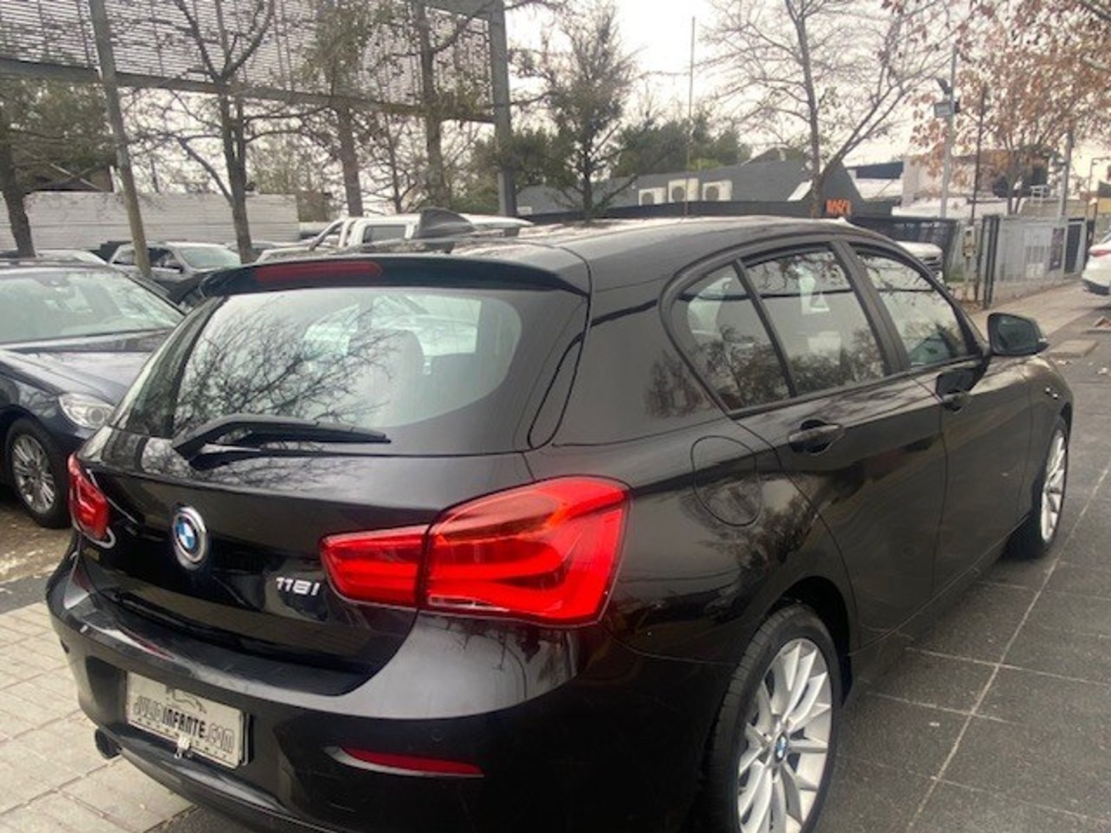BMW 118I HB 5ptas autom 2020 - Foto 2 de 10