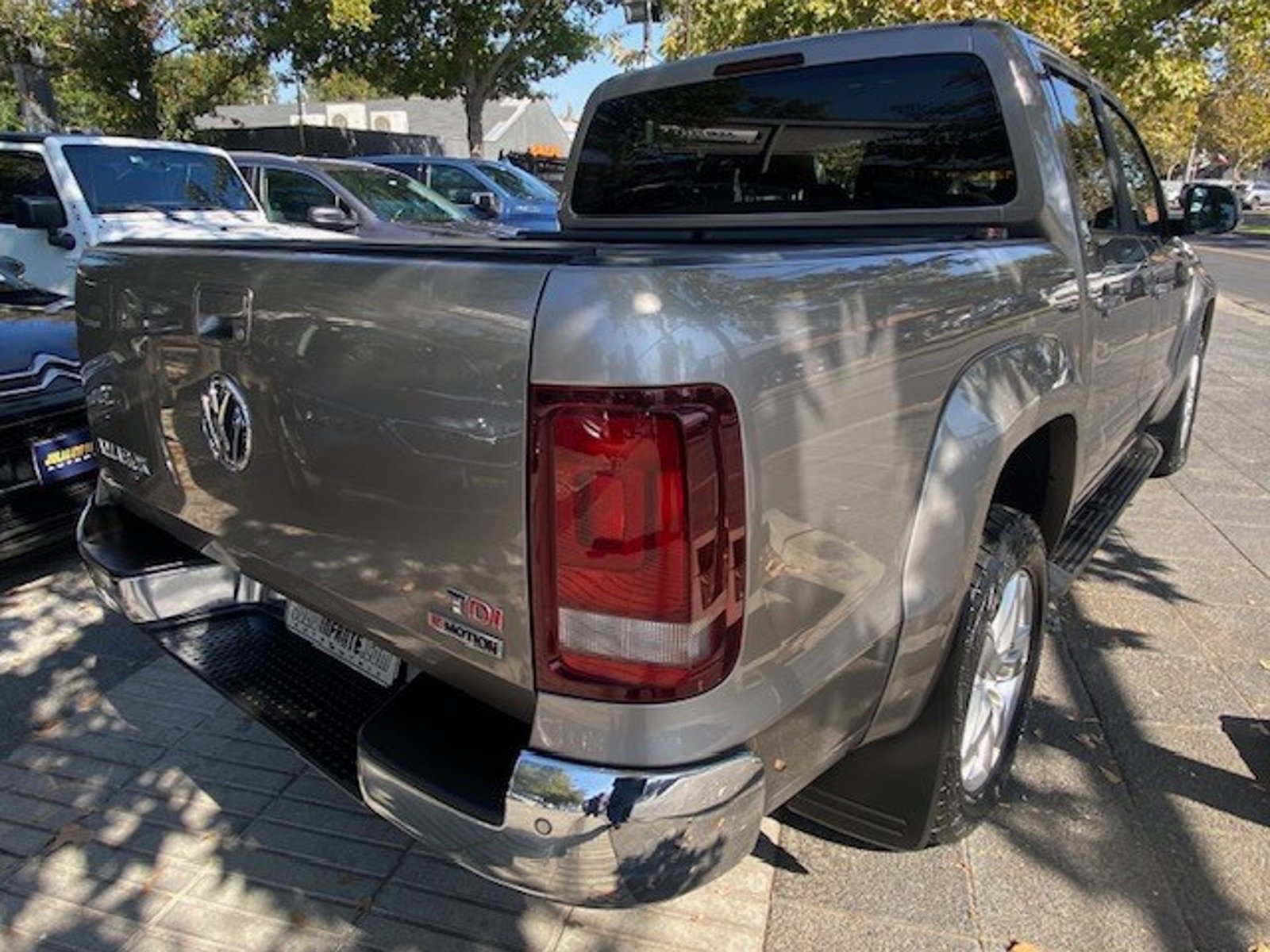 Volkswagen AMAROK HIGHLINE 4X4 2.0 AT Cuero, climatizador, perfecto estado 2019 - Foto 2 de 10