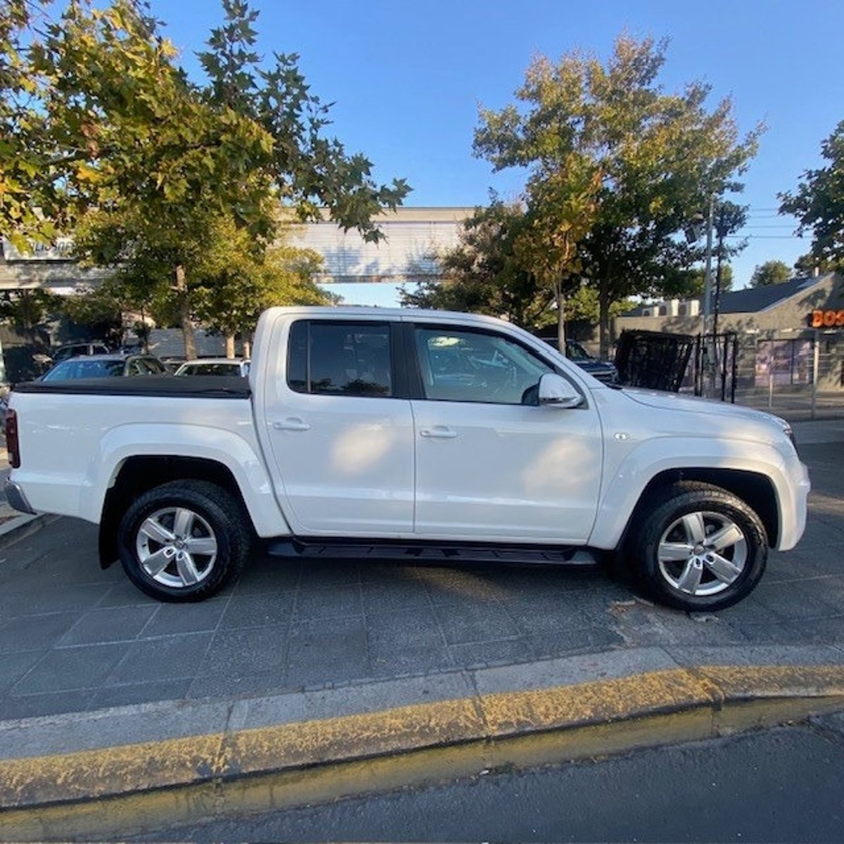 VOLKSWAGEN AMAROK HIGHLINE TDI 4X4 2.0 AT Como nueva. cuero. Max equipo 2023 - Imagen 7 de 10