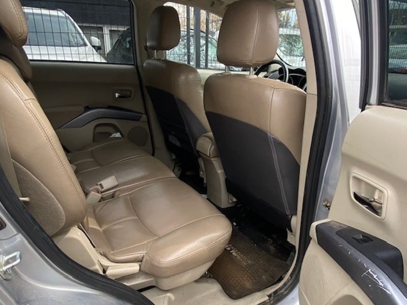 Mitsubishi OUTLANDER 3.0 Autom. Paddle Shift 2010 - Imagen 9 de 10