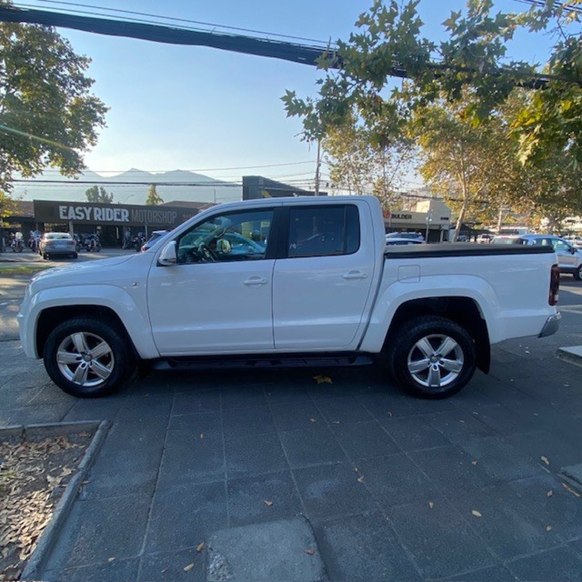 VOLKSWAGEN AMAROK HIGHLINE TDI 4X4 2.0 AT Como nueva. cuero. Max equipo 2023 - Imagen 8 de 10