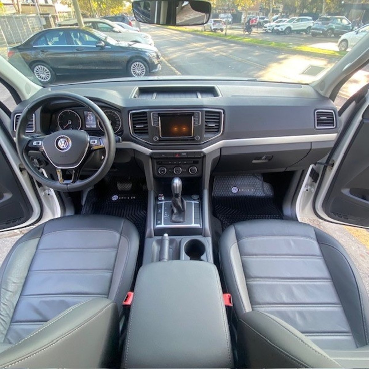 VOLKSWAGEN AMAROK HIGHLINE TDI 4X4 2.0 AT Como nueva. cuero. Max equipo 2023 - Imagen 9 de 10
