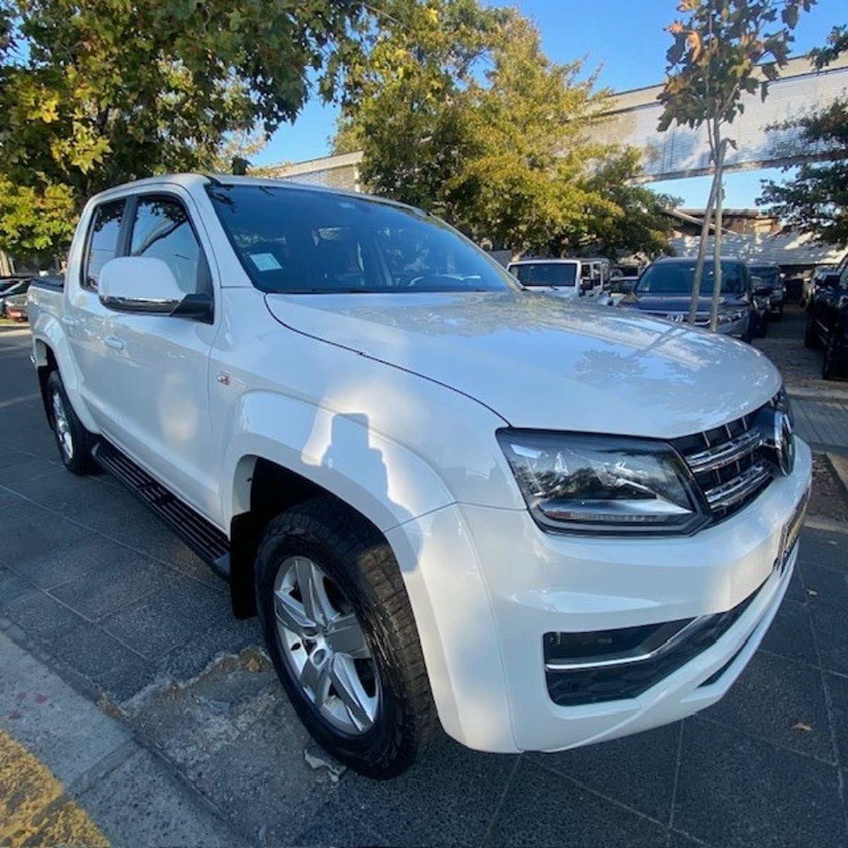 VOLKSWAGEN AMAROK HIGHLINE TDI 4X4 2.0 AT Como nueva. cuero. Max equipo 2023 - Foto 3 de 10