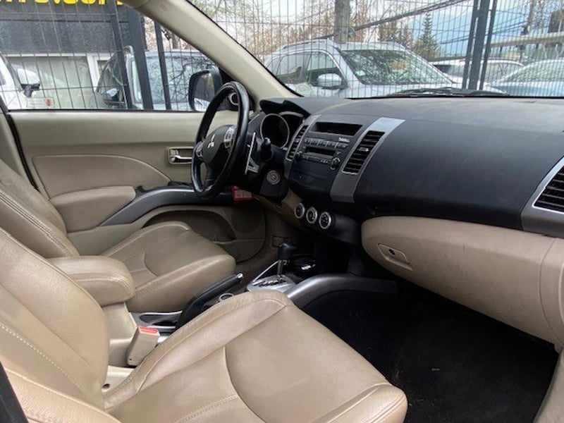 Mitsubishi OUTLANDER 3.0 Autom. Paddle Shift 2010 - Imagen 8 de 10