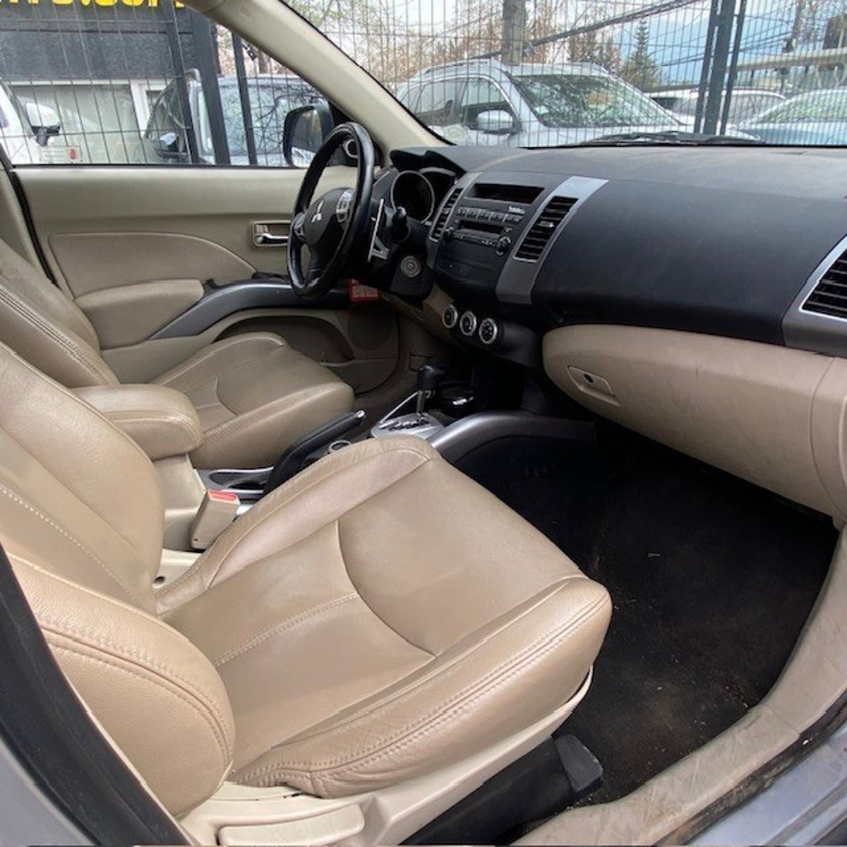 Mitsubishi OUTLANDER 3.0 Autom. Paddle Shift 2010 - Imagen 8 de 10